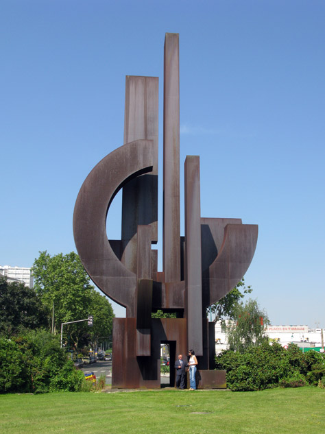 plus-tres-sculpture-monumentale-acier