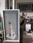 Marino di Terana dans son atelier présentant le tableau Hommage à ma Mère