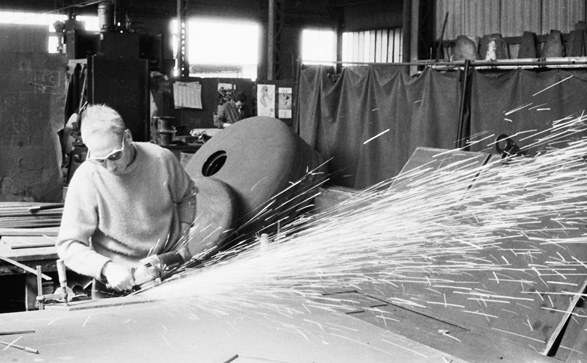 Le sculpteur travaille au ponçage